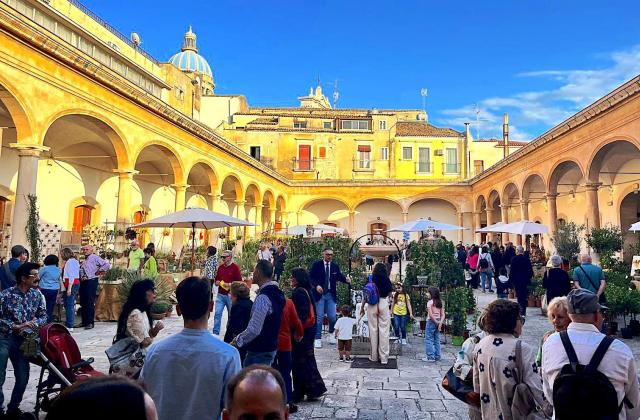 Tra giardini effimeri, orti urbani, laboratori creativi, talk e spettacoli. Comiso rifiorisce con “Innesto – Intrecci Urbani”. Da venerdì 23 a domenica 25 maggio, servizio navetta gratuito